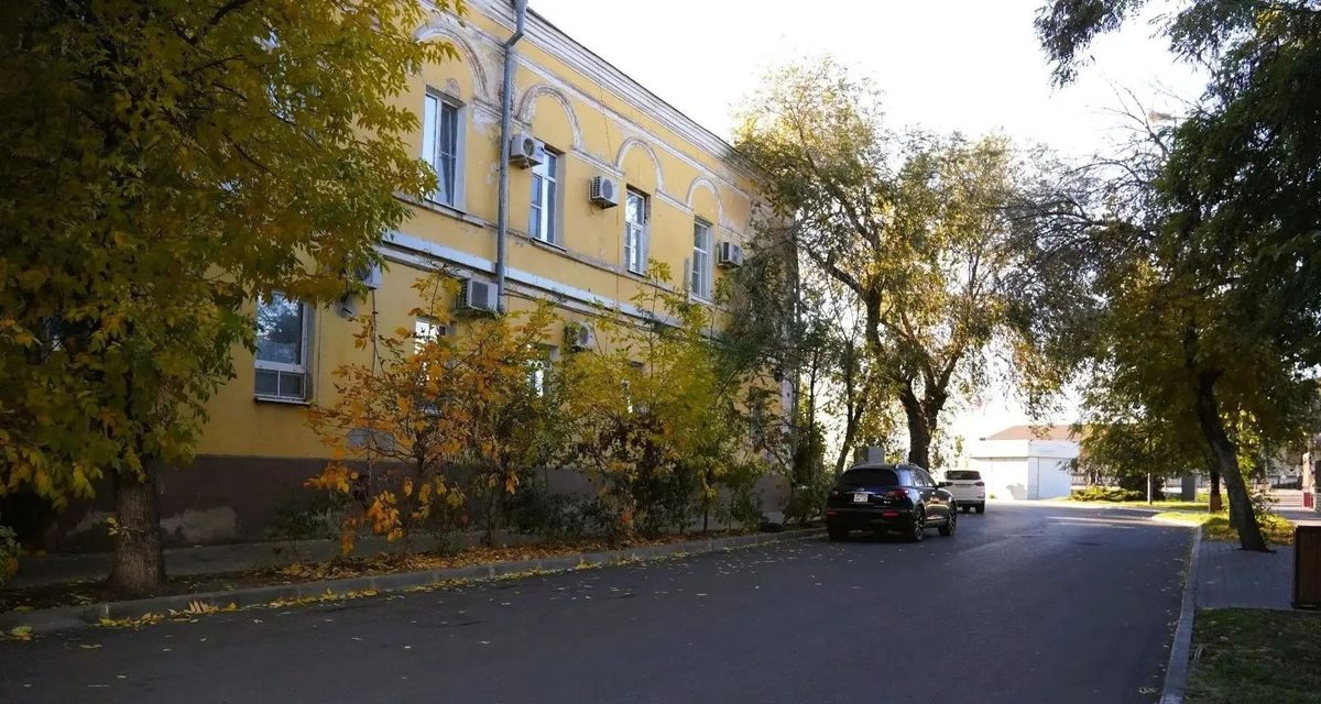 На улице Пугачева у набережной уложили цветную плитку и заменили асфальт