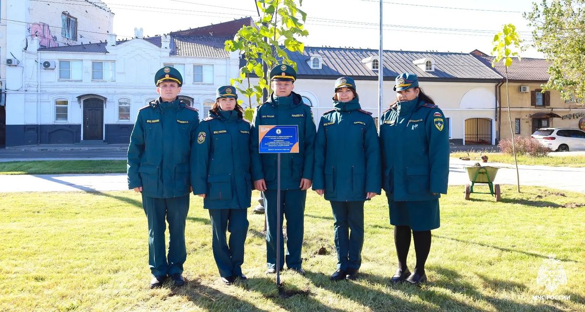 Сотрудники МЧС высадили в Астрахани деревья к 100-летию пожарного надзора