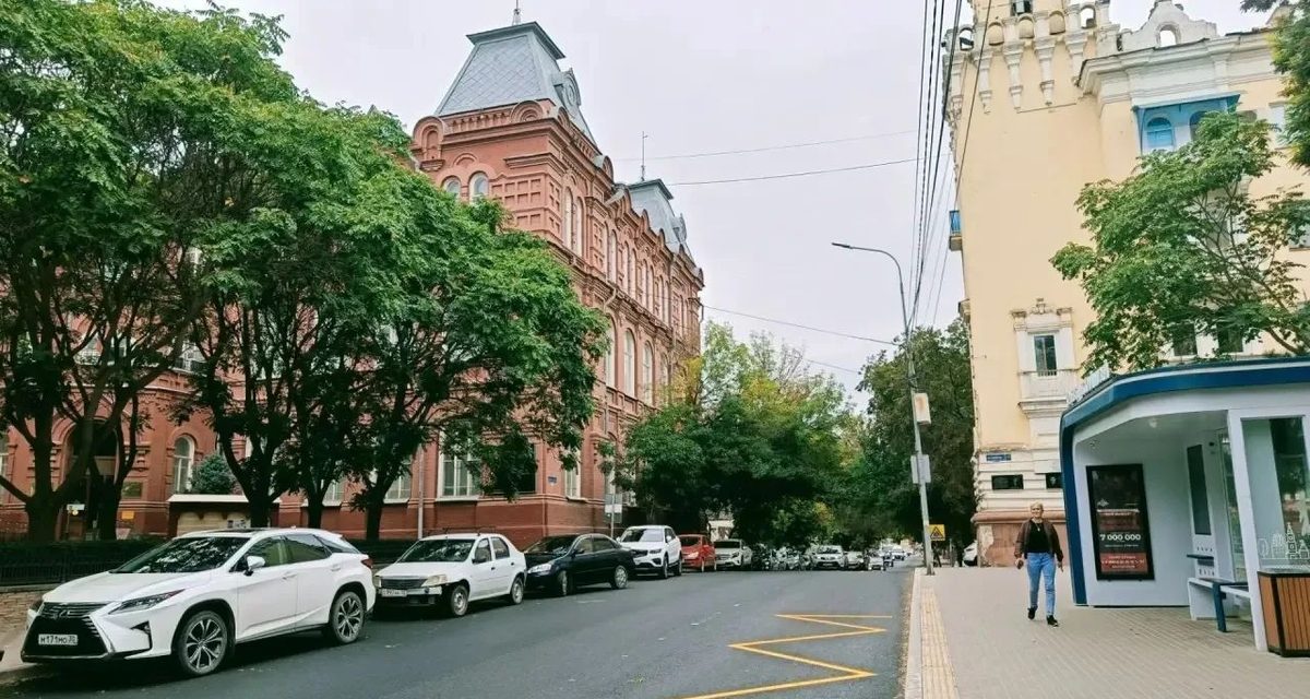 На улице Коммунистической в Астрахани уложили два слоя асфальта