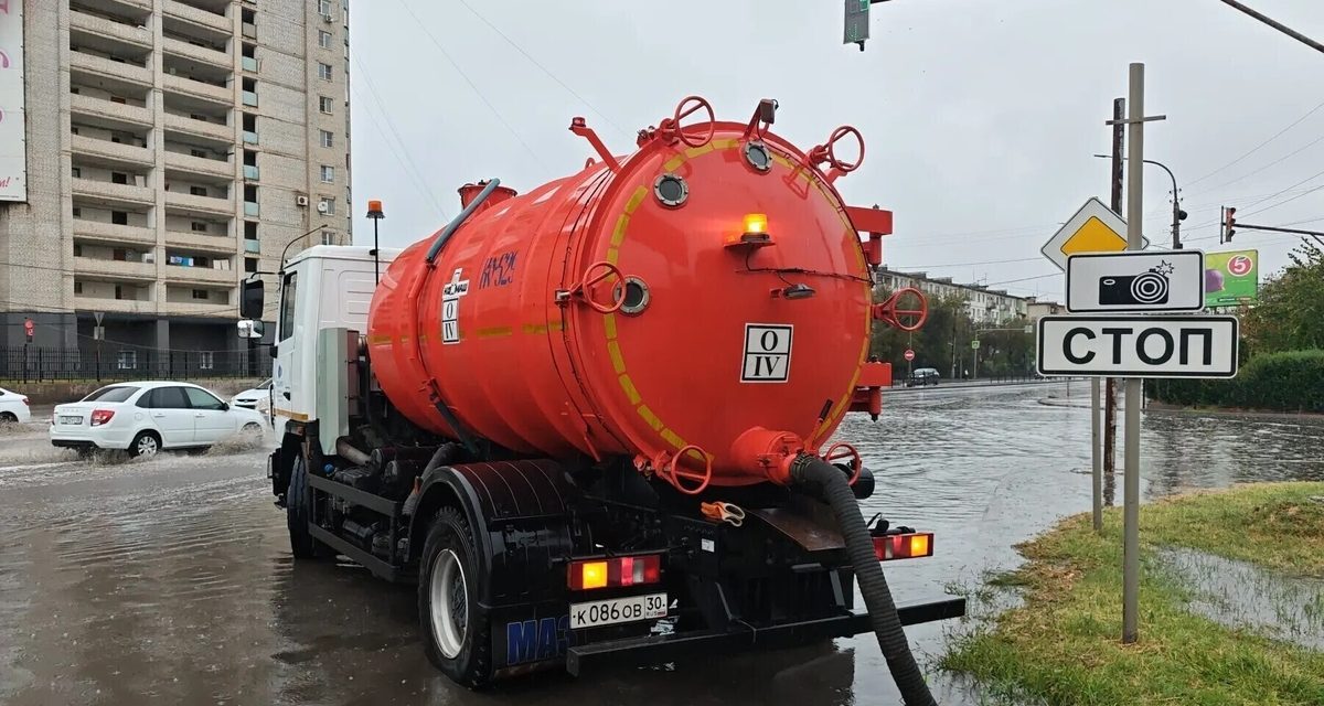 В Астрахани коммунальщики начали откачивать воду, пока дождь ещё не закончился