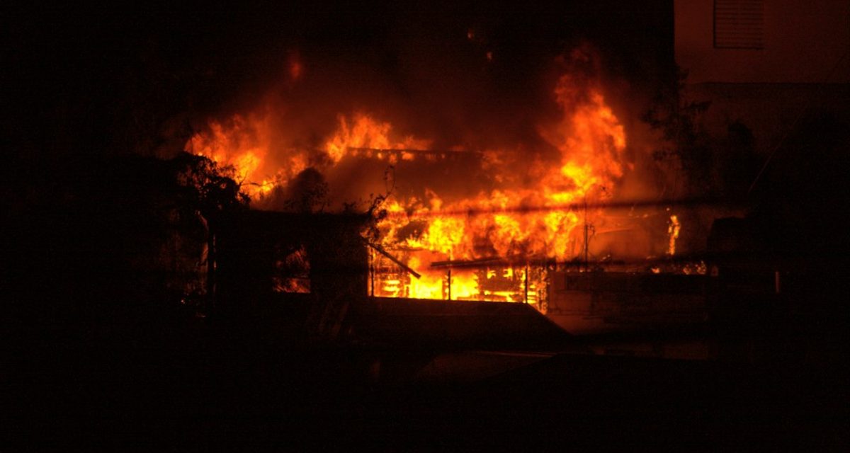Ночной пожар на Красной Набережной охватил два жилых дома: тушили 38 человек и 11 машин