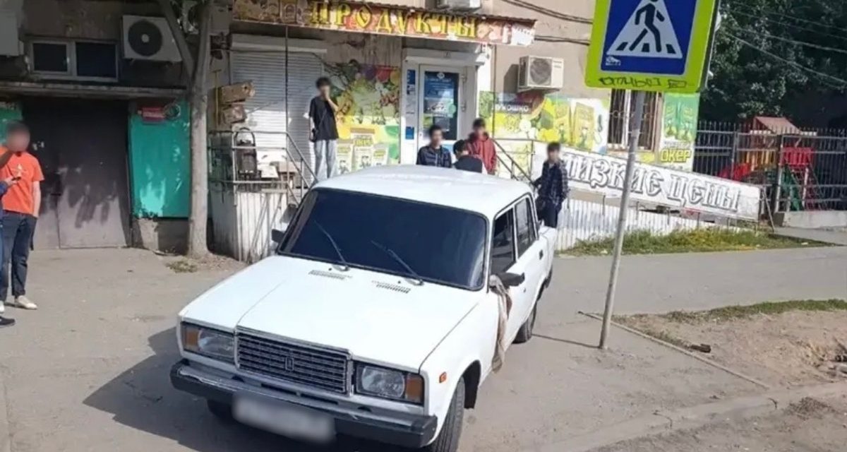 Астраханец припарковал «семёрку» на тротуаре и поставил на крышу синий маячок