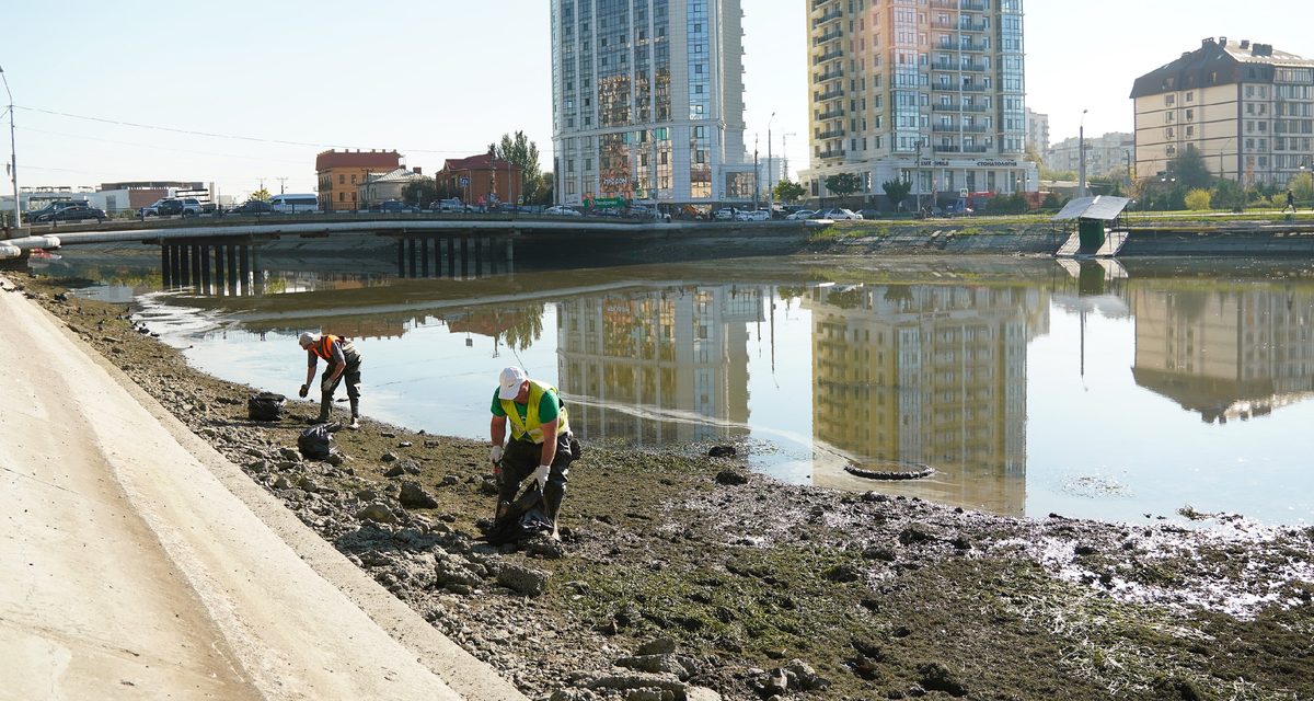 В Астрахани чистят дно каналов, пока в них временно понизили уровень воды
