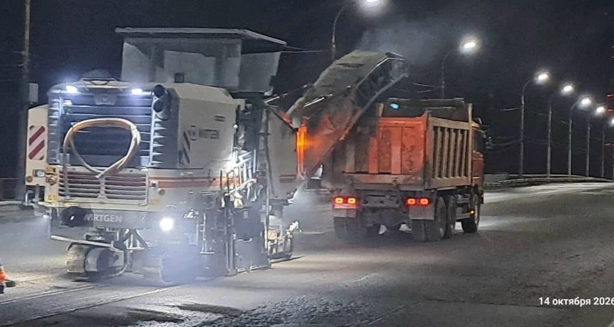 На Новом мосту в Астрахани ночью снимают асфальт для ремонта большими картами