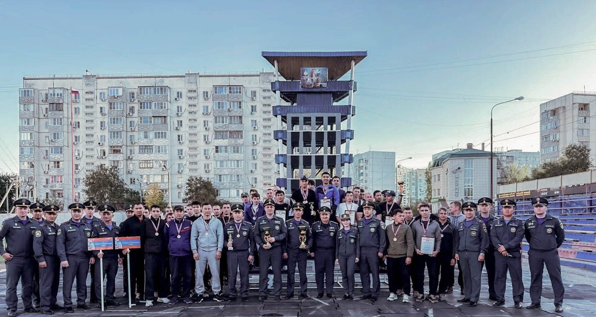 Астраханские пожарные-спортсмены прошли эстафету с бумом и тушением горящей жидкости